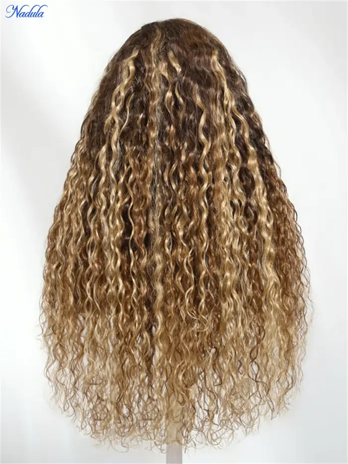 Perruque sans colle Nadula 13x4 avec mèches blond miel, texture douce et ondulée, dentelle frontale,