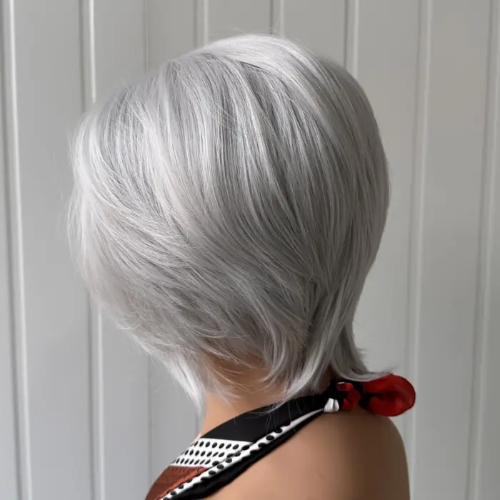 Perruque synthétique courte coupe Pixie gris argent pour femme