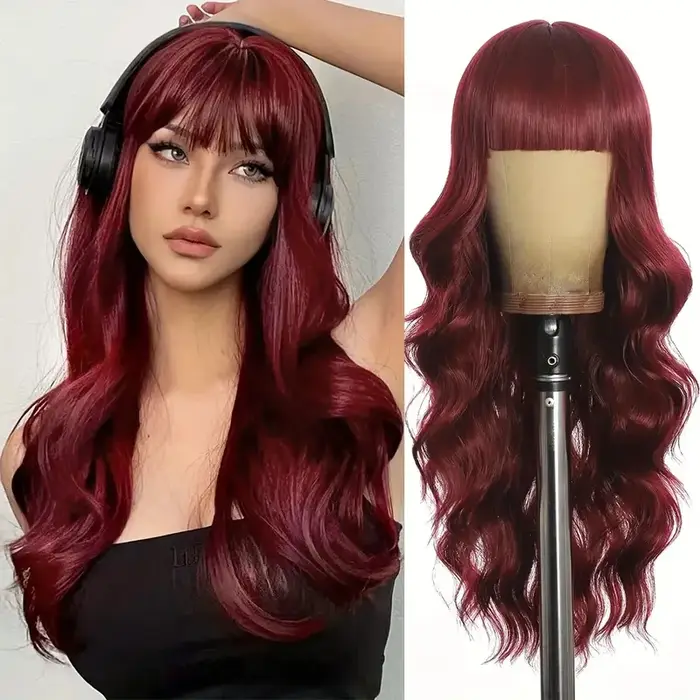 Perruque synthétique couleur vin rouge avec cheveux longs bouclés et frange pour un usage quotidien 