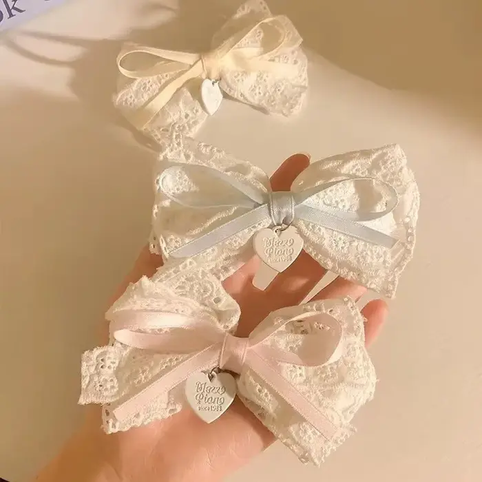 Épingle à cheveux en dentelle avec nœud blanc