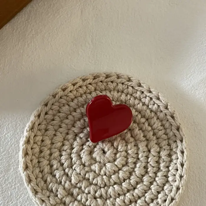 Pince à cheveux rouge