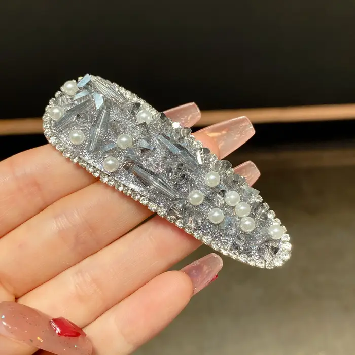 Pince à cheveux en strass : élégante et polyvalente pour femme