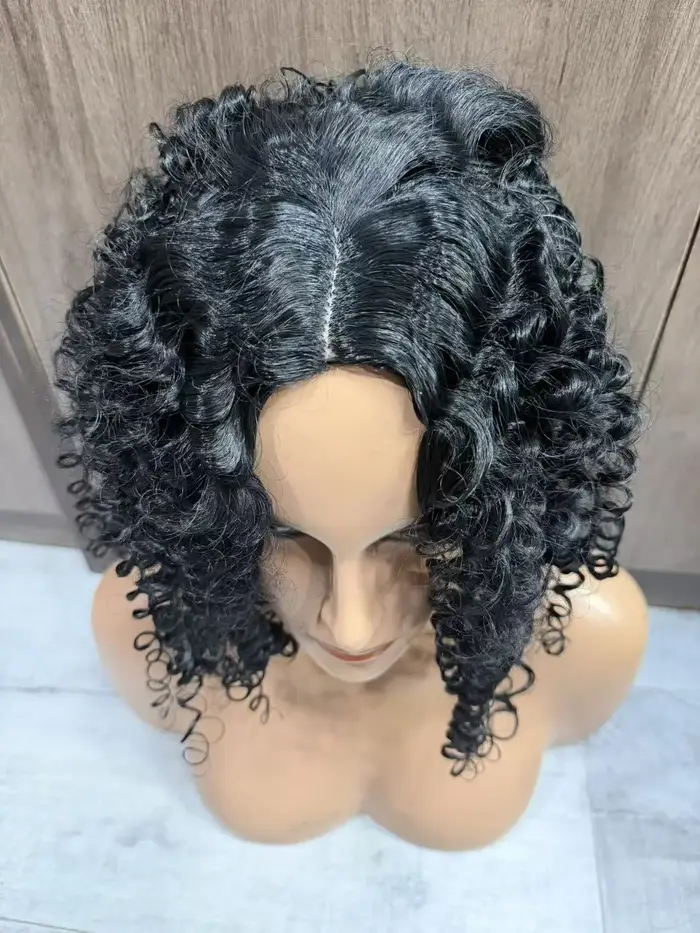 Perruque Courte Bouclée Élégante pour Femme avec Raie au Milieu - Style Volume Naturel