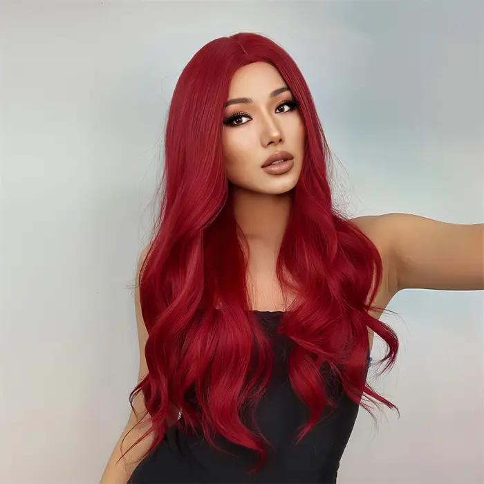 Perruque synthétique rouge avec partie centrale et cheveux longs ondulés. Convient aux fêtes quotidiennes et aux temps