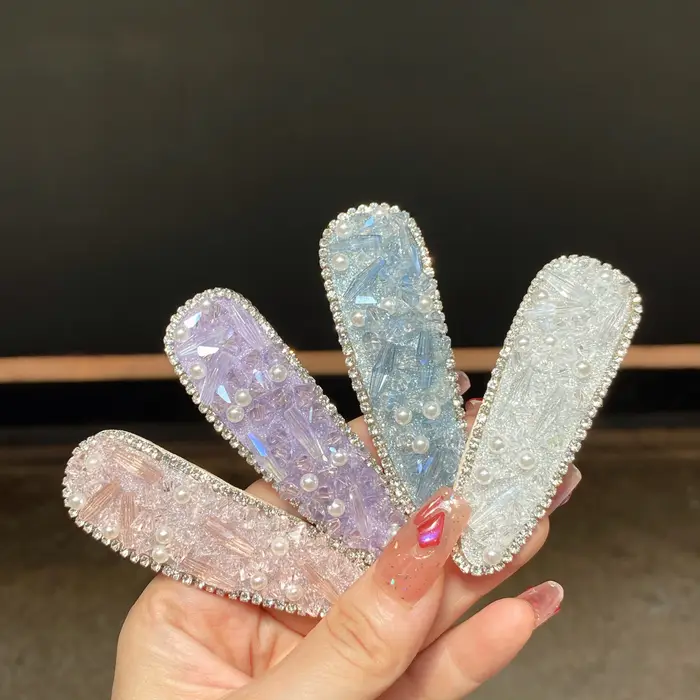 Pince à cheveux en strass : élégante et polyvalente pour femme