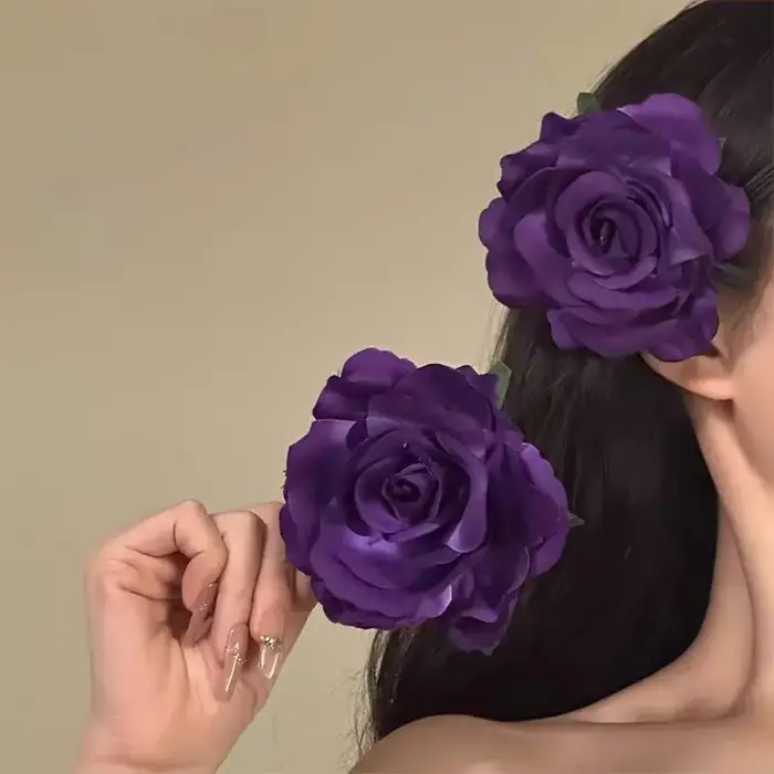 1 pince à cheveux fleurie violette