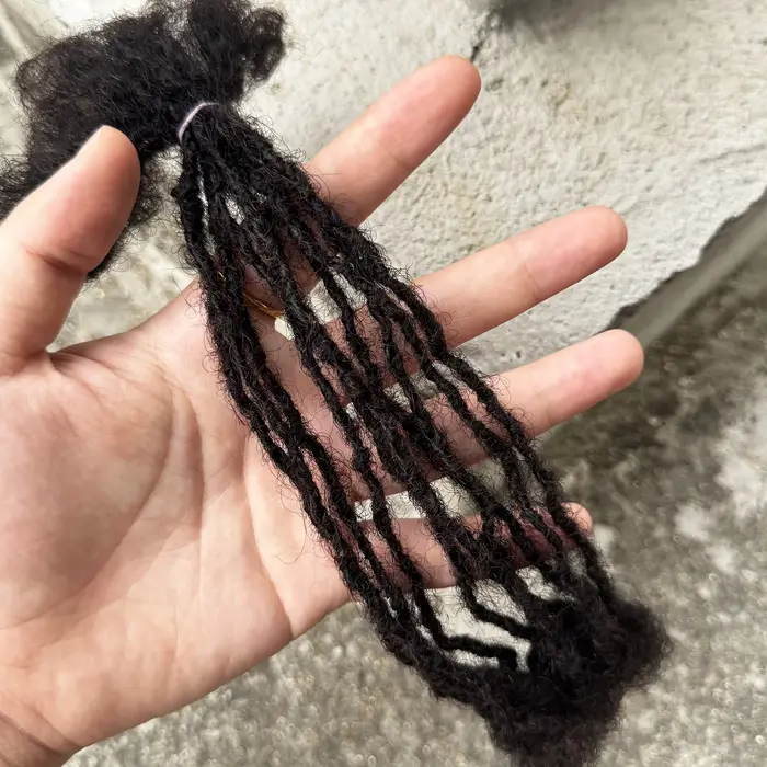 Sisterlocks imbriqués à la main