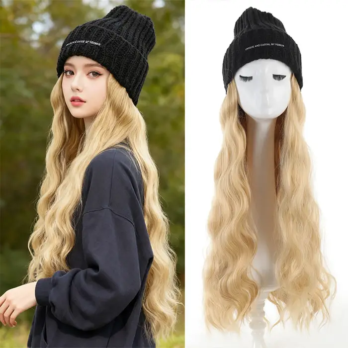 Bonnet en tricot avec extensions de cheveux synthétiques longues et ondulées intégrées