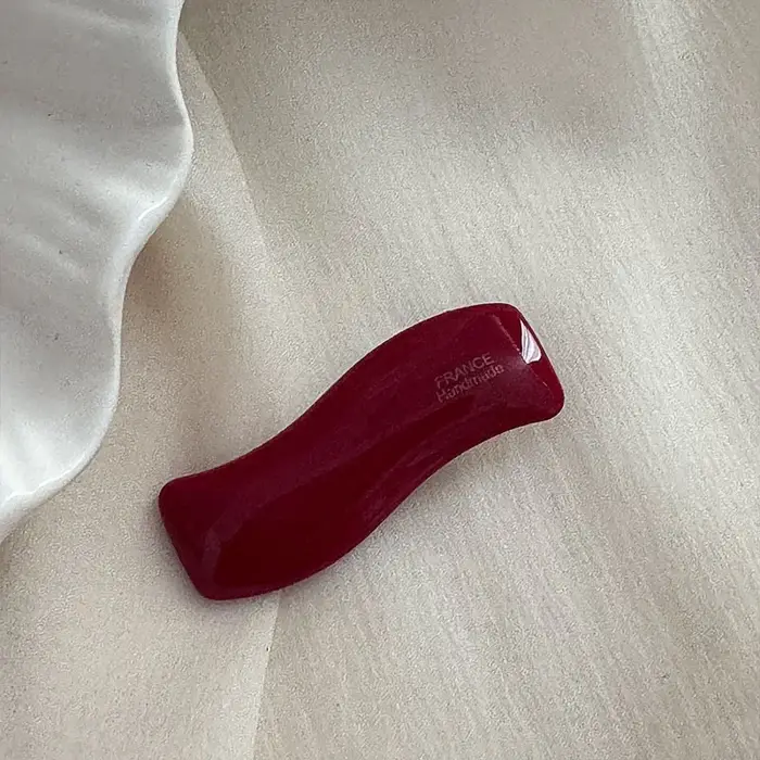Pince à bec de canard avec nœud rouge vin