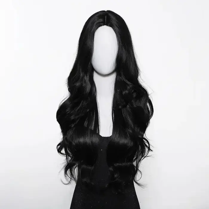 Perruque synthétique noire avec cheveux longs de partie centrale et grandes vagues pour une fête ou un usage quotidien.