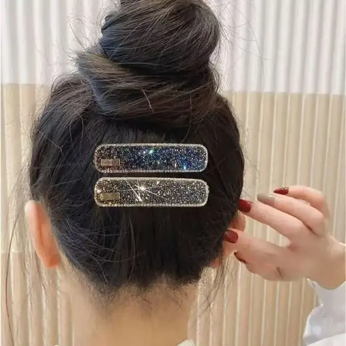 Pince à cheveux diamantée avec frange latérale et cheveux rebelles