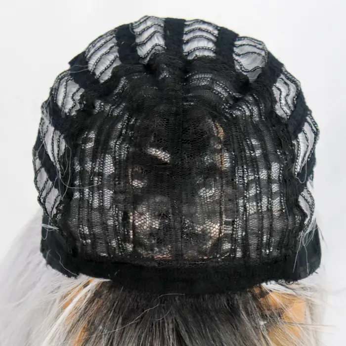 Perruque synthétique ombrée noir-gris avec frange
