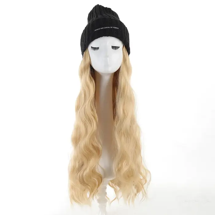 Bonnet en tricot avec extensions de cheveux synthétiques longues et ondulées intégrées