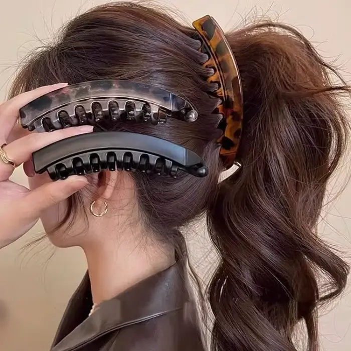 Grande pince à queue haute avec moelleux naturel et volume de cheveux accru.