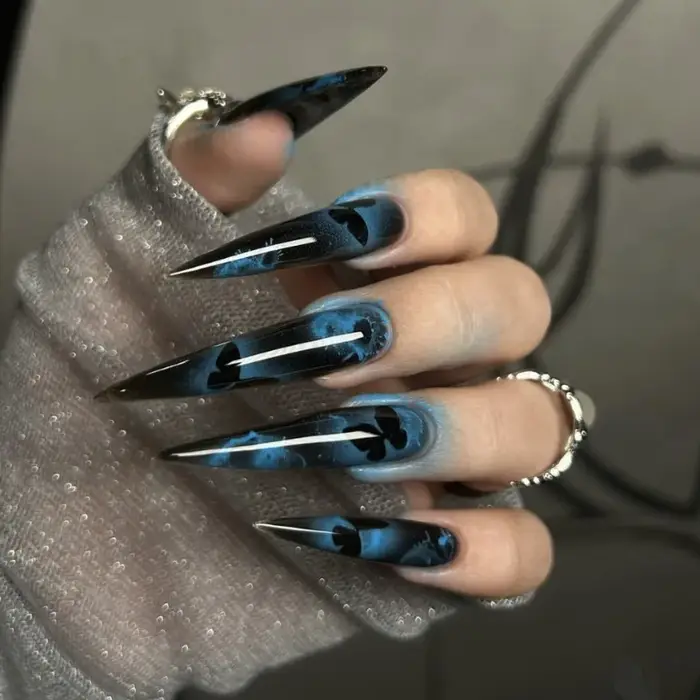 24 faux ongles papillon bleus à coller