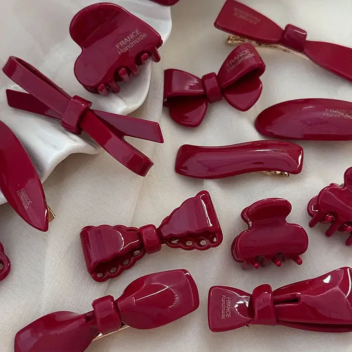 Pince à bec de canard avec nœud rouge vin