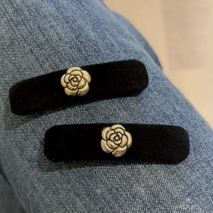 Barrettes camélia en velours noir pour femmes