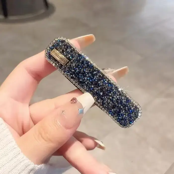 Pince à cheveux diamantée avec frange latérale et cheveux rebelles