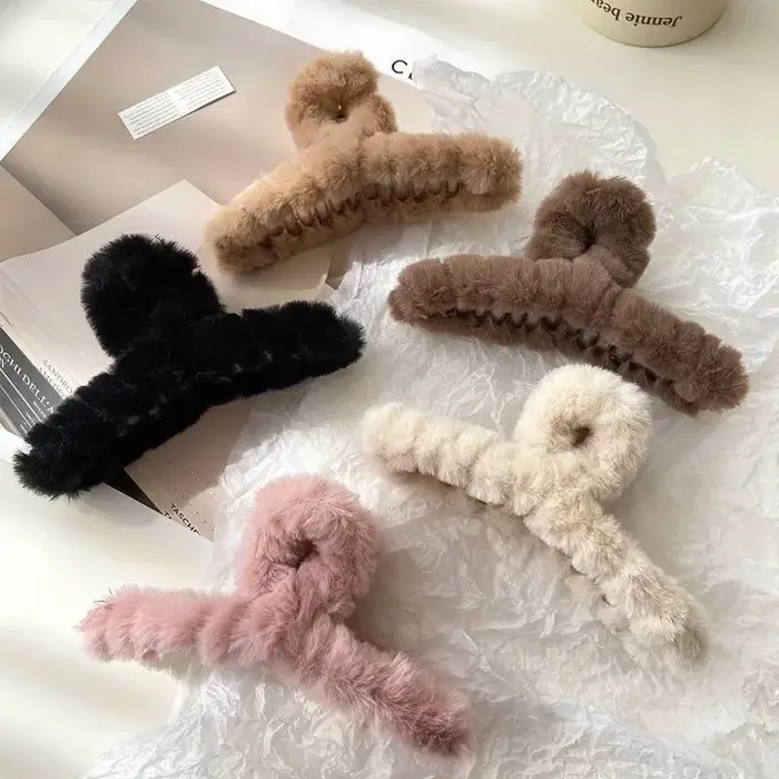 Pince à cheveux en fausse fourrure d'hiver pour femmes