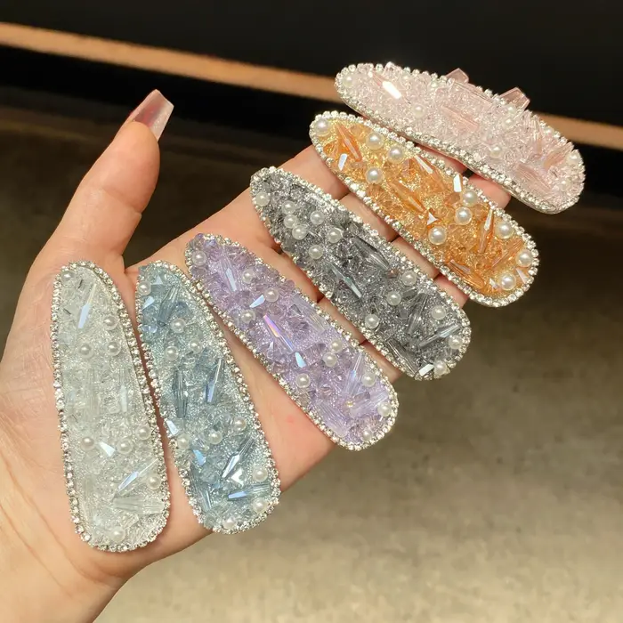 Pince à cheveux en strass : élégante et polyvalente pour femme