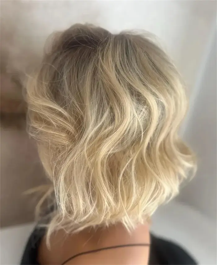 Perruque Bob Blonde chaude superposée vague courte reflets platine