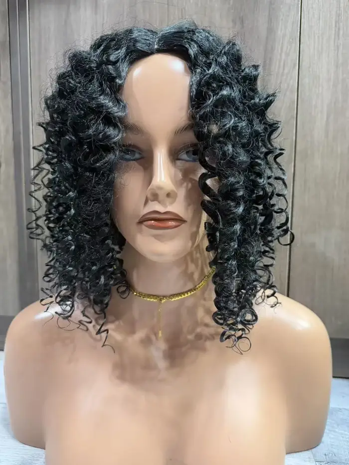 Perruque Courte Bouclée Élégante pour Femme avec Raie au Milieu - Style Volume Naturel
