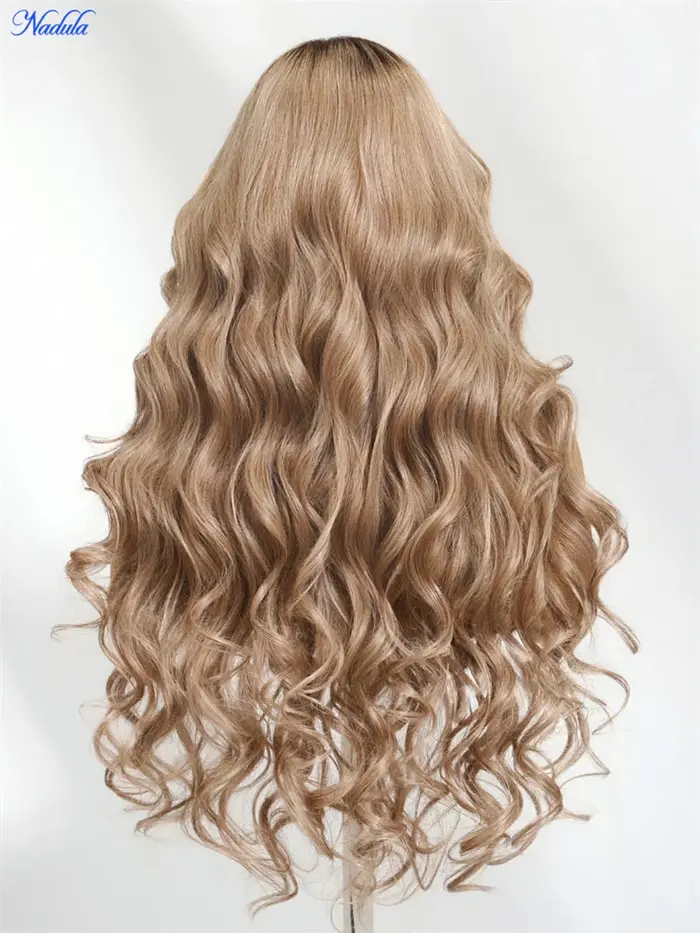 Nadula Ash Blonde avec racines brunes