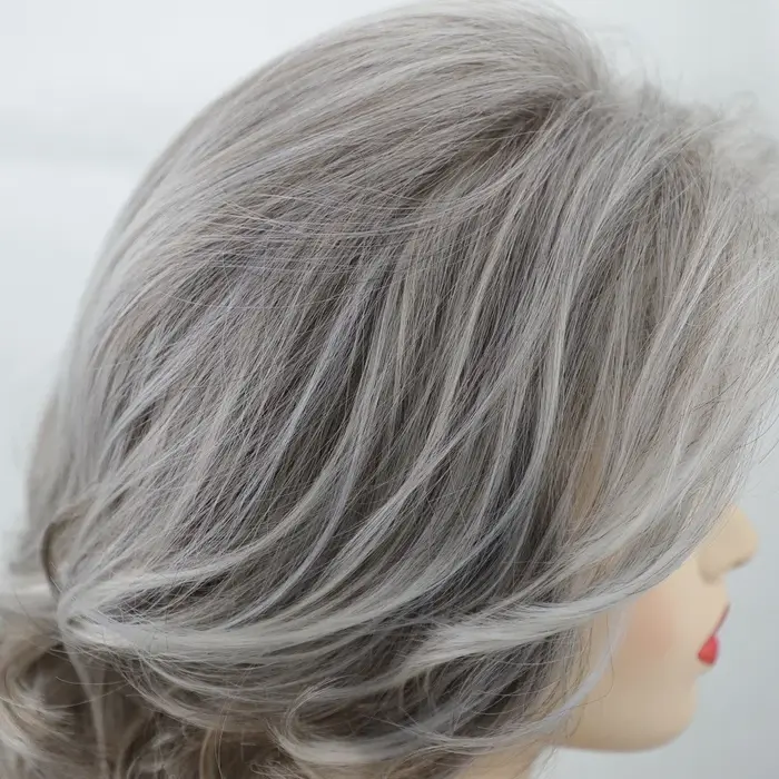 Perruque synthétique courte bouclée ombrée grise pour femmes d'âge moyen