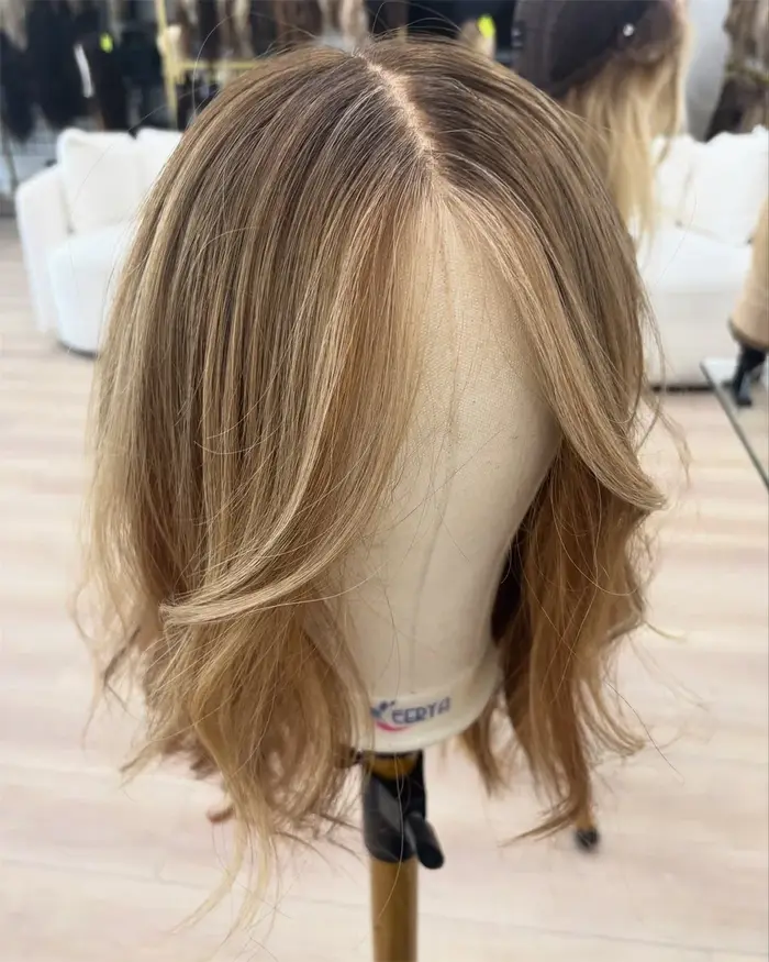 Perruque Courte Blonde avec Mèches Ondulées