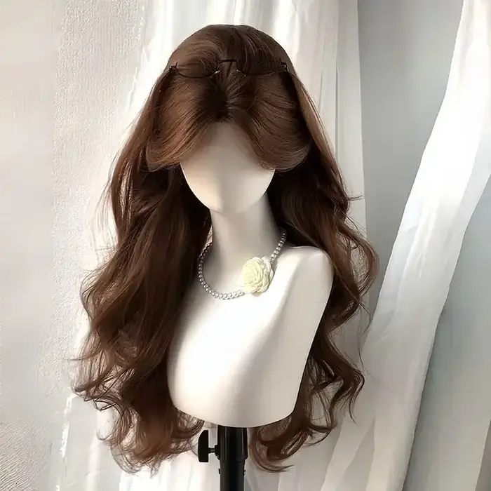 Perruque marron miel Une femme avec une perruque a cheveux longs avec une partie médiane Figure-huit