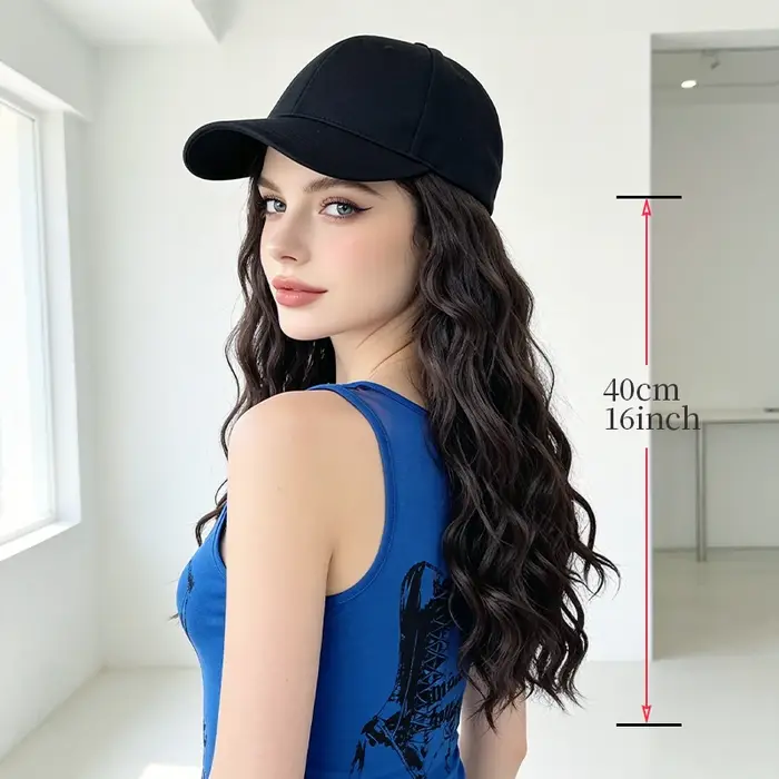 Casquette de baseball noire avec perruque en cheveux synthétiques ondulés
