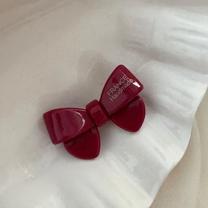 Pince à bec de canard avec nœud rouge vin