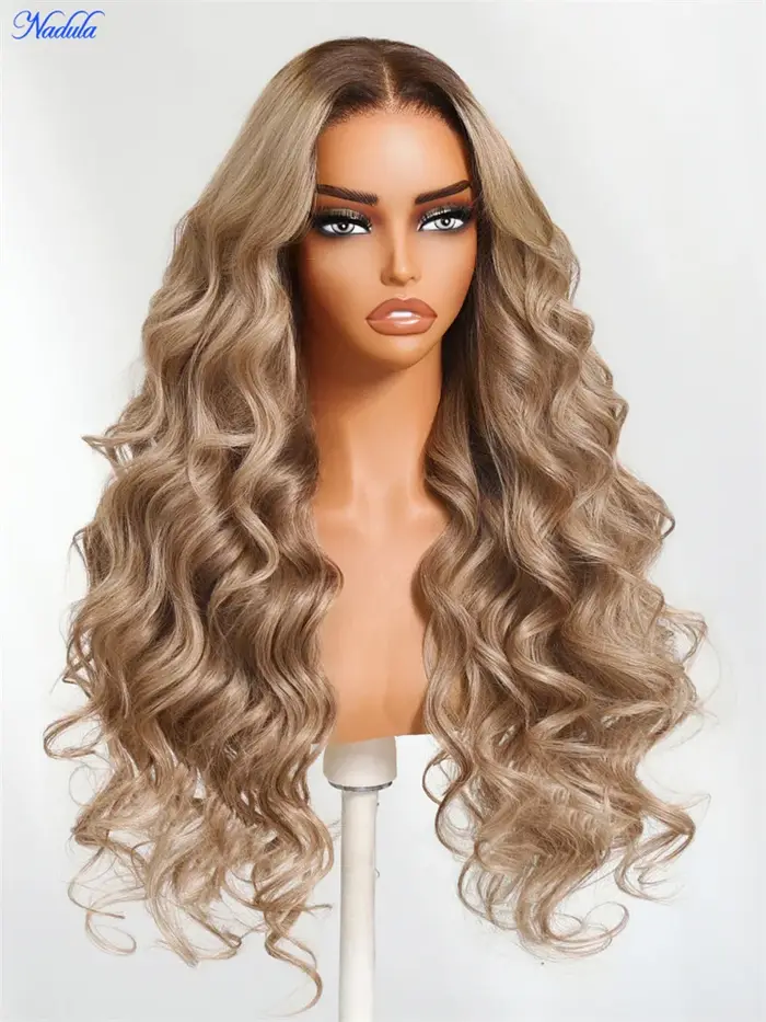 Nadula Ash Blonde avec racines brunes, sans glissement, 13x4, pré-tout-fait ™   Perruque à ondulatio