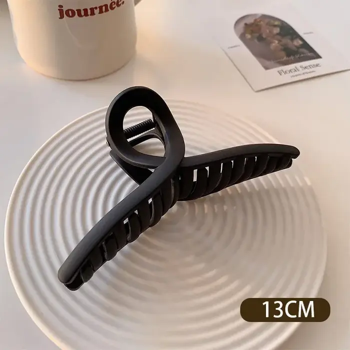 Pince à cheveux croisée mate pour femmes