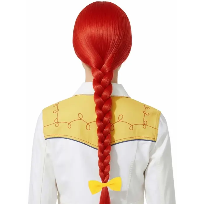 Perruque longue tressée rouge style Marilyn pour fête et cosplay. Elle est livrée avec un nœud jaune. Confortable à porter. Perruques synthétiques.