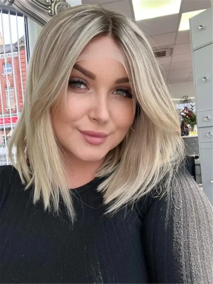 Perruque synthétique courte ondulée dégradée avec raie au milieu, blond platine, résistante à la cha
